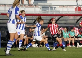 Elexpuru da un pase durante la victoria del Athletic ante el Sporting de Huelva.