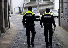 Dos agentes de la Policía Municipal de Lekeitio caminan por el casco viejo.