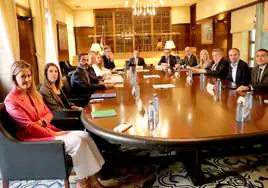 Los consejeros del Gobierno vasco Azpiazu y Hurtado se han reunido esta mañana con represenantes de nueve entidades financieras presentes en Euskadi.