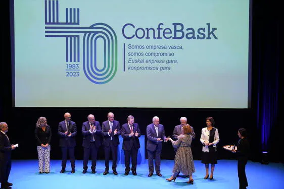Momento de entrega de la insignia a los expresidentes de Confebask