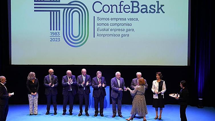La patronal vasca homenajea a sus ocho presidentes en 40 años de andadura