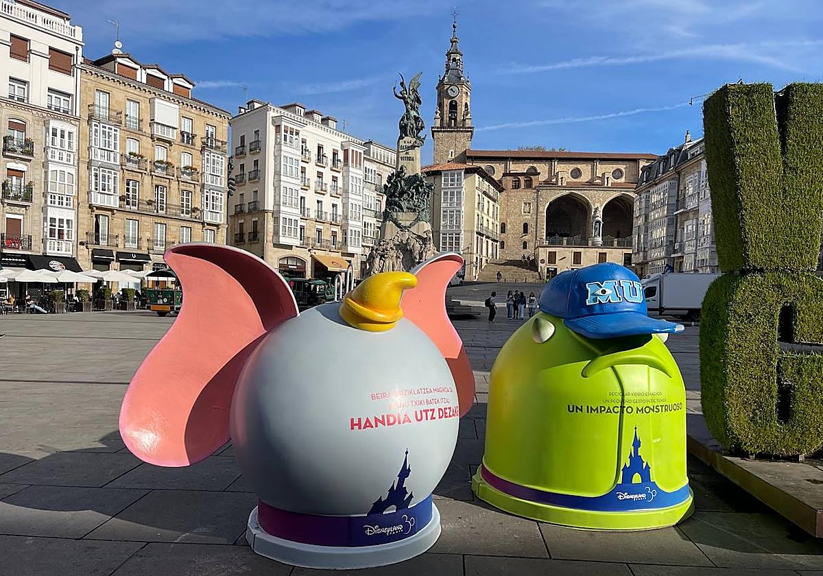 Dos de los contenedores de reciclaje inspirados en personajes de Disney.