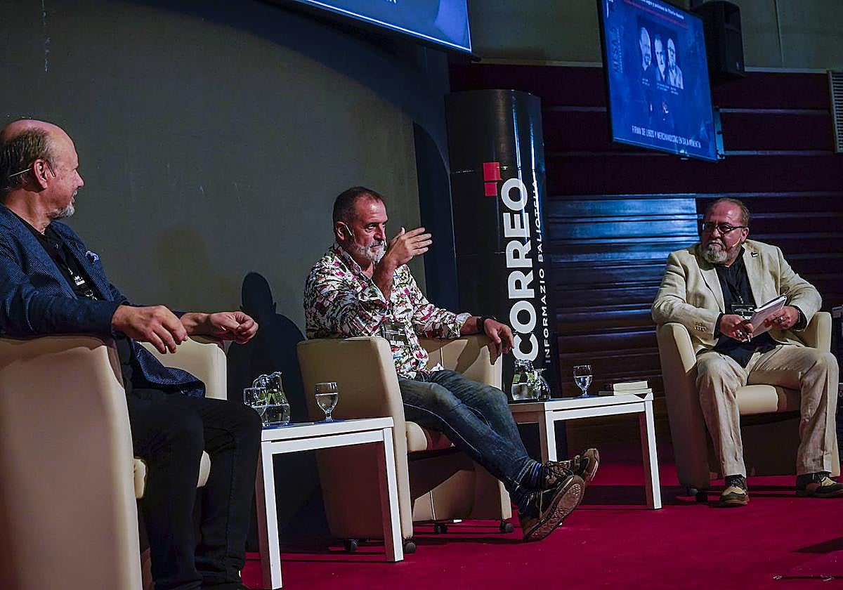 Los escritores Javier Otaola y Óscar Beltrán de Otálora, con el periodista Natxo Artundo de ELCORREO durante su charla en el festival.