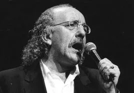 El cantautor Imanol, fallecido en 2004, en uno de sus conciertos
