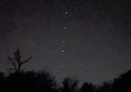 La caravana de satélites de Starlink, anoche en el cielo de Rocamundo.