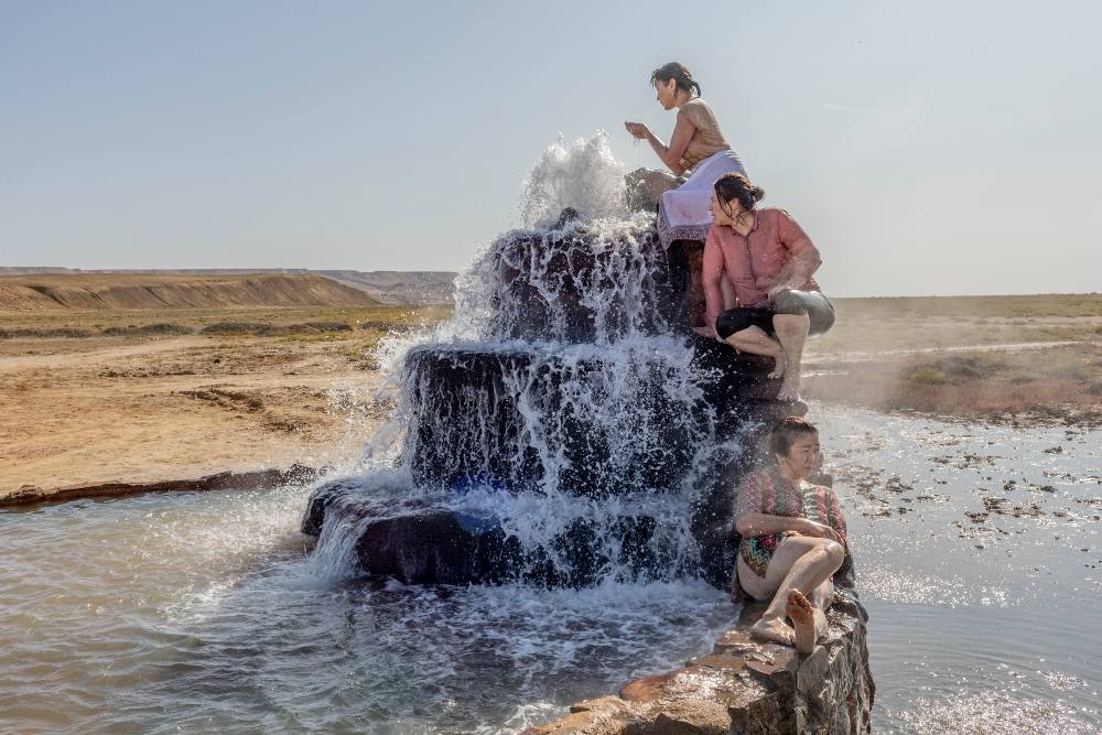 Premio al proyecto a Largo Plazo para la fotógrafa armenia Anush Babajanyan; por su imagen 'Battered Waters' (Aguas maltratadas).