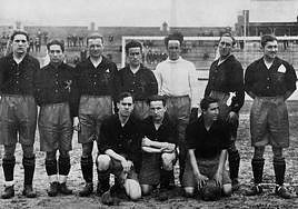 El equipo nacional con Quincoces el primero de pie por la derecha.