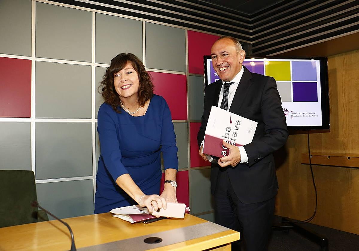 La titular foral de Hacienda, Itziar Gonzalo, junto al diptuado general, Ramiro González.