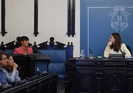 La alcaldesa, Maider Etxebarria, (derecha) mira a la portavoz de EH Bildu, Rocío Vitero, en presencia de Beatriz Artolazabal (PNV).