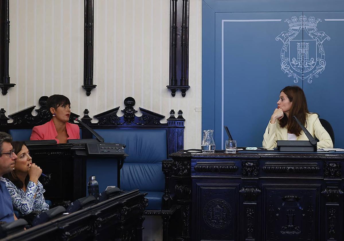 La alcaldesa, Maider Etxebarria, (derecha) mira a la portavoz de EH Bildu, Rocío Vitero, en presencia de Beatriz Artolazabal (PNV).