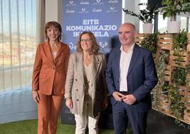 Eva Ferreira, rectora de la UPV, Ana Irene del Valle, decana de Ciencias Sociales y de la Comunicación, y Andoni Aldekoa, director general de EITB.