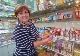 Maite Jauregi muestra parte de los productos que ha vendido en su tienda de chuches, Samaitz