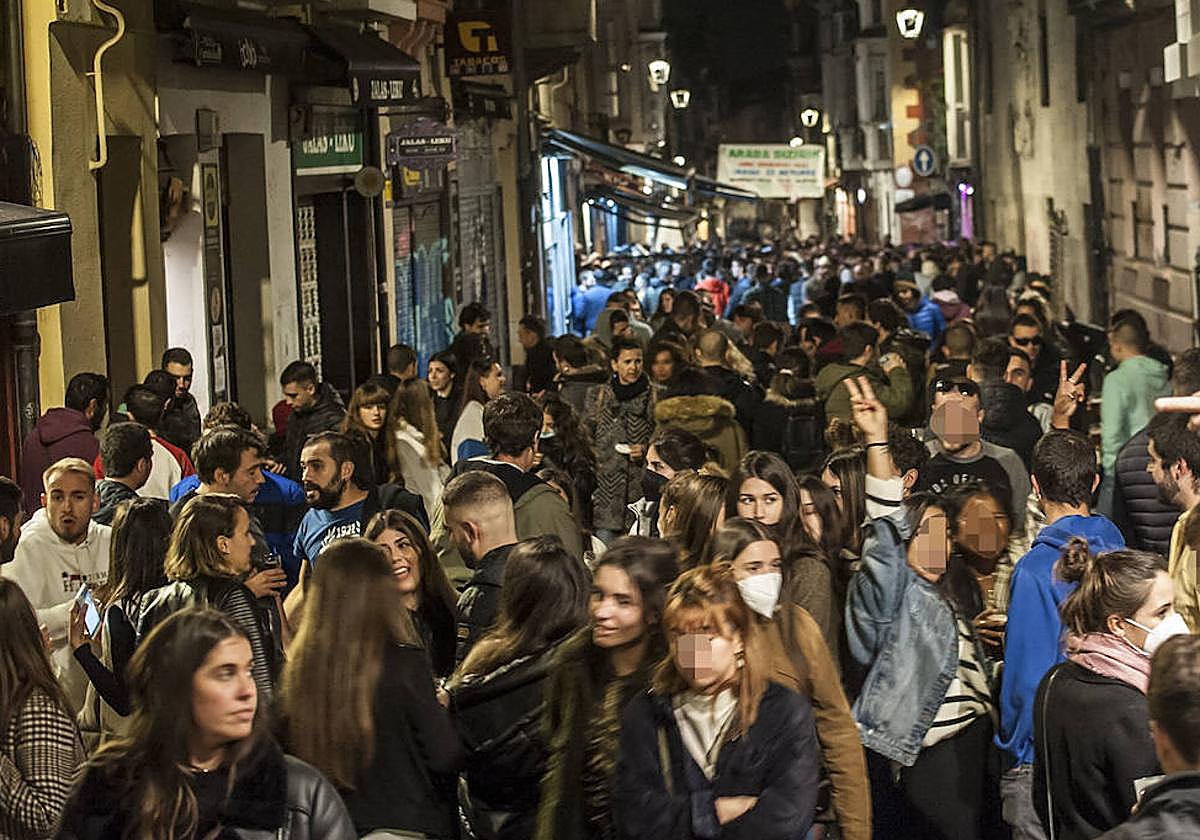 Una multitud toma la calle Cuchillería, en Vitoria.