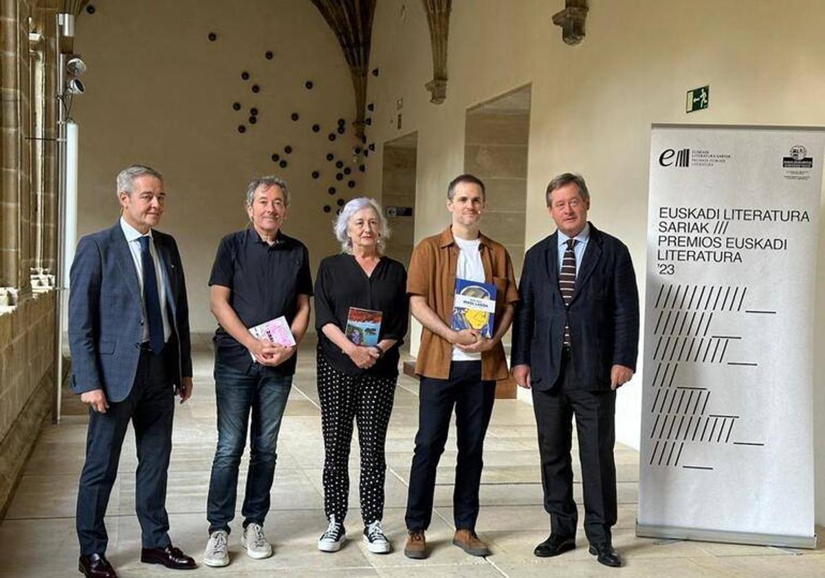 Patxi Zubizarreta (segundo a la izquierda) junto a los premiados Arantxa Urretabizkaia y Joseba Larratxe.