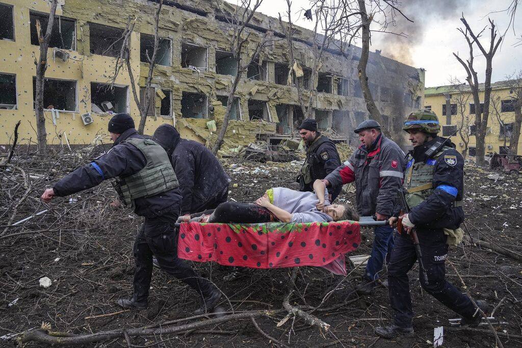 'Traslado en camilla de Irira Kalinina'. Imagen ganadora del World Press Photo 2023, de Evgeniy Maloletka.