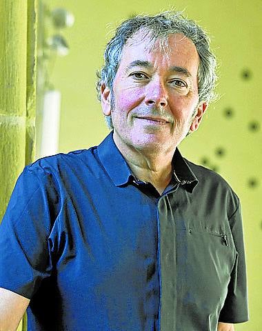 Imagen principal - «La literatura está relacionada con el mundo de los secretos»