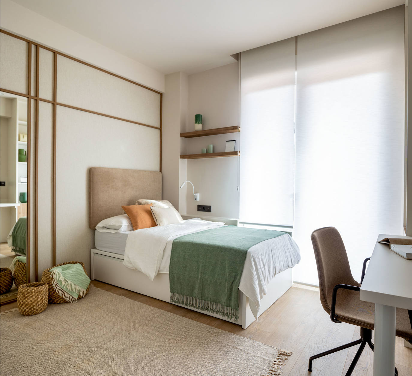 El piso de una familia numerosa en Bilbao que juega con el sol