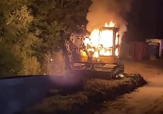 Los atacantes han quemado una excavadora de las obras del TAV en Rentería.