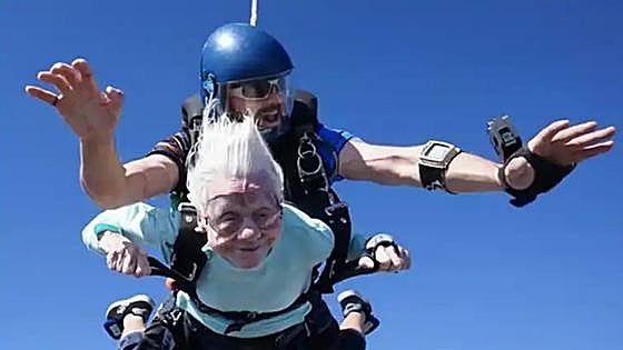 Muere la mujer de 104 años que batió hace unos días el récord de ser la persona más mayor en saltar en paracaídas