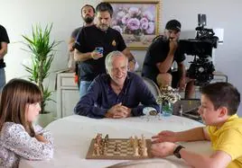 Paco Arango en el rodaje de 'Mi otro Jon' junto a los niños protagonistas.