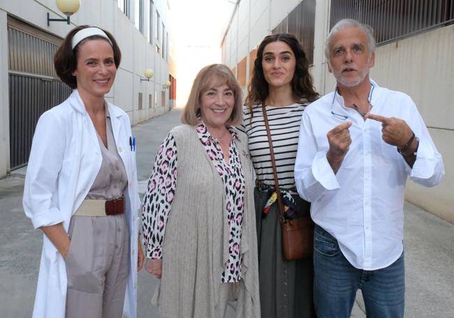 Aitana Sánchez-Gijón, Carmen Maura, Olivia Molina y Paco Arango en el rodaje de 'Mi otro Jon'.