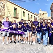 Medio millar de hinchas del Santurtzi tiñen de morado Turégano: «Venimos a por la Copa»