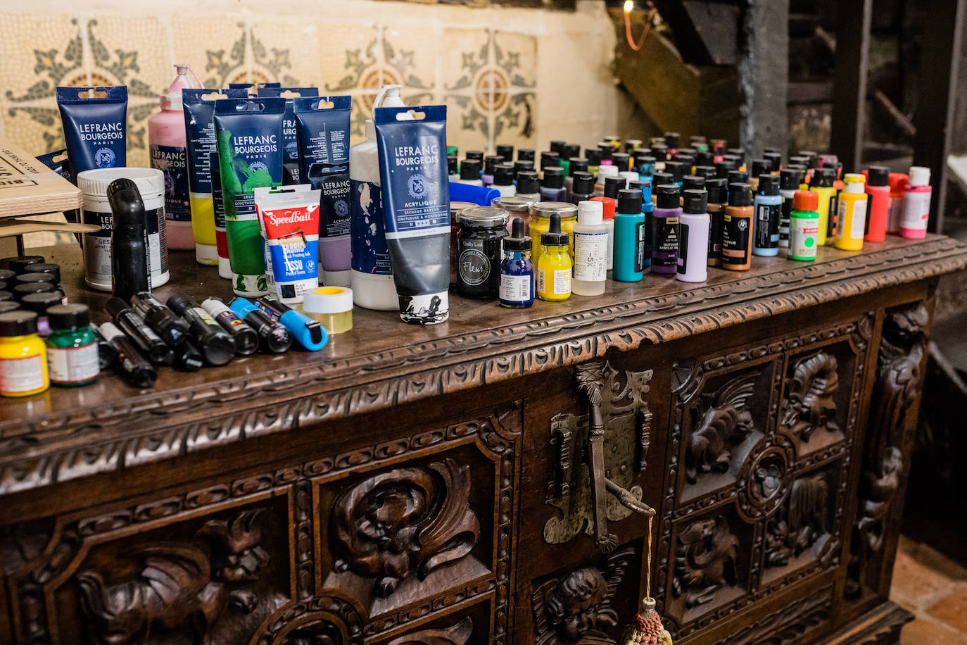 De Vitoria al mundo: las gabardinas &#039;vintage&#039; pintadas a mano que triunfan