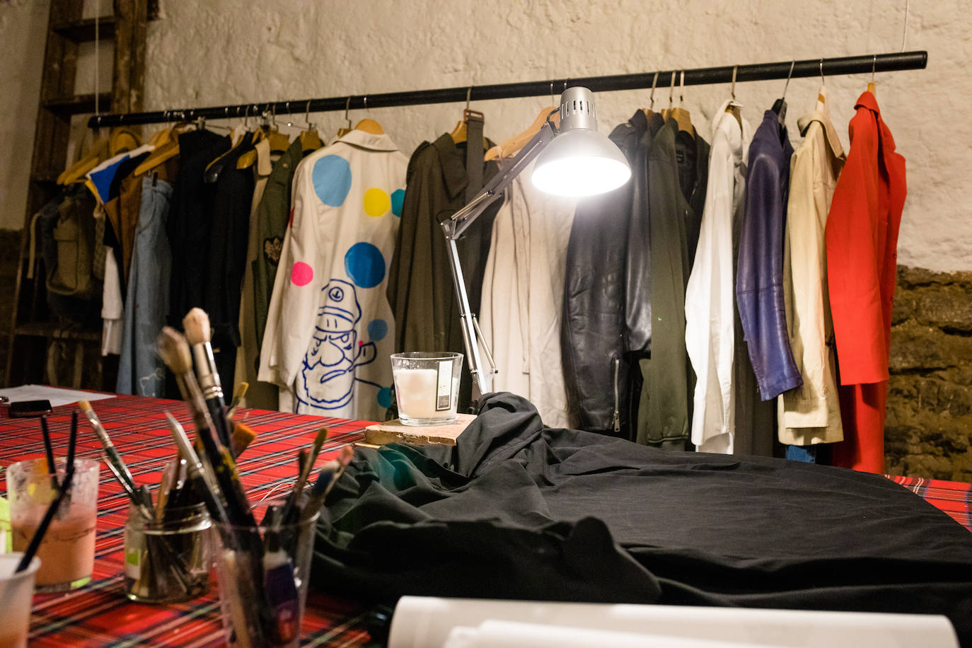 De Vitoria al mundo: las gabardinas &#039;vintage&#039; pintadas a mano que triunfan