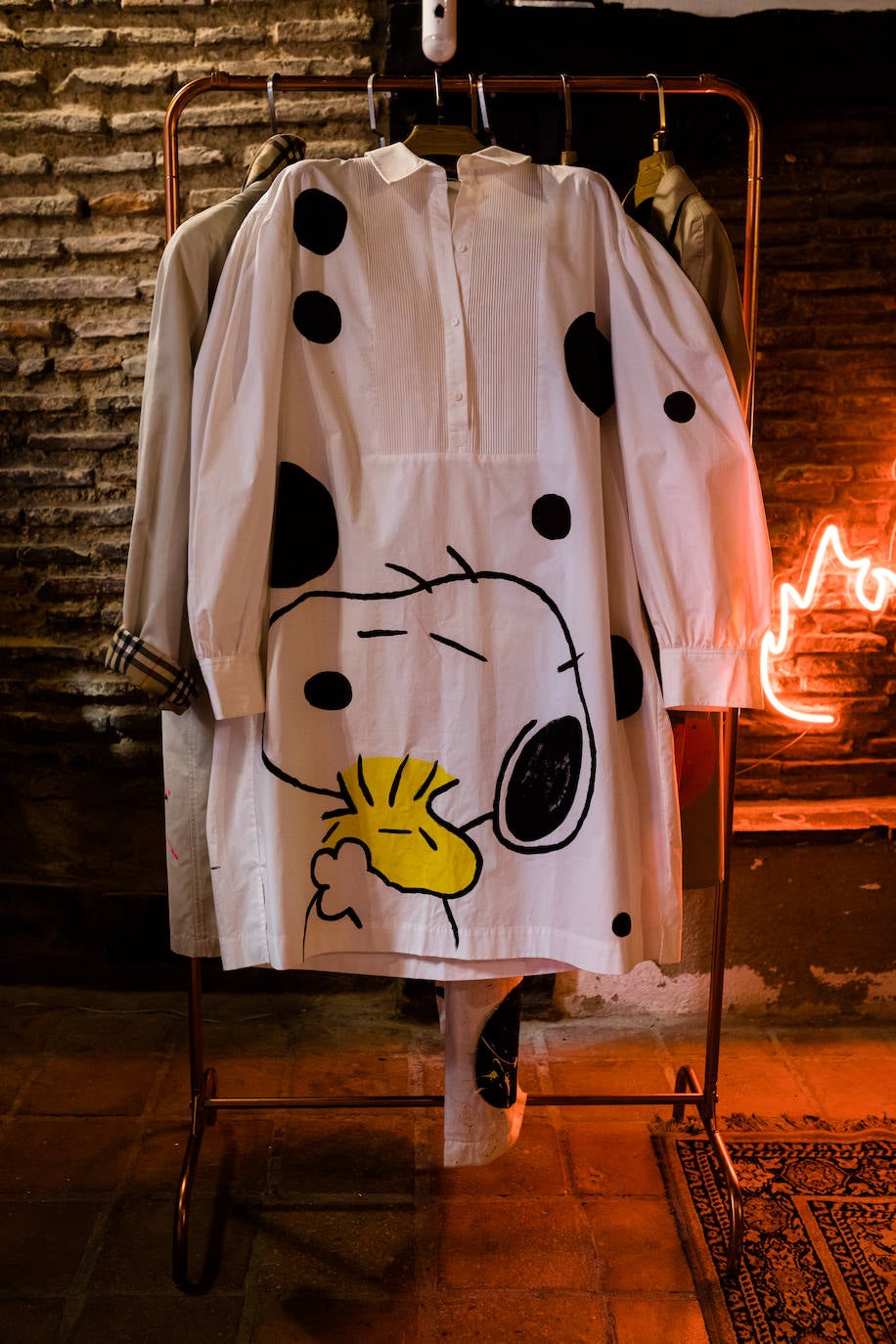 De Vitoria al mundo: las gabardinas &#039;vintage&#039; pintadas a mano que triunfan