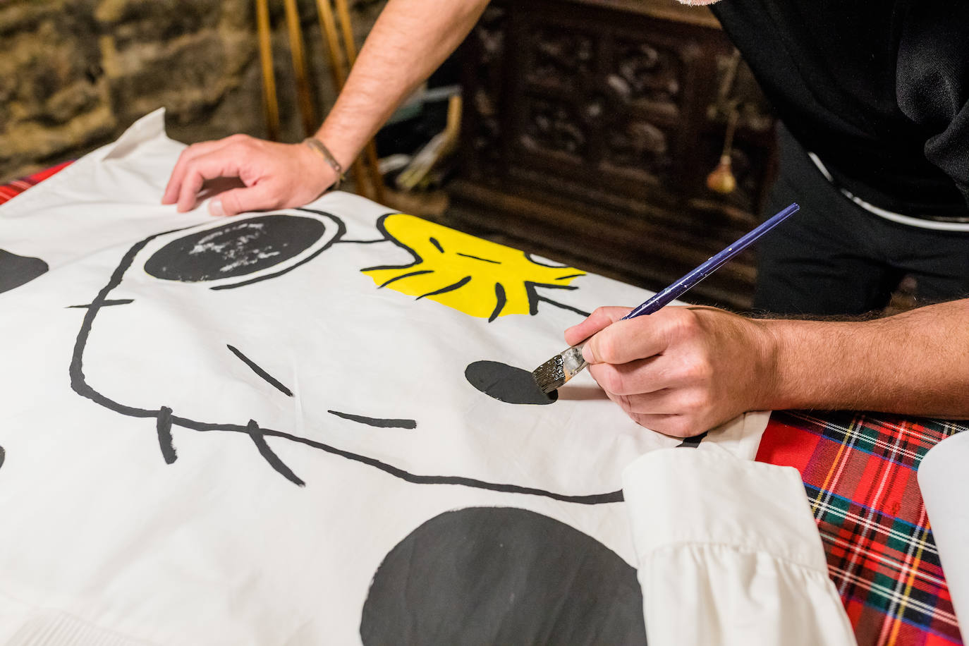 De Vitoria al mundo: las gabardinas &#039;vintage&#039; pintadas a mano que triunfan