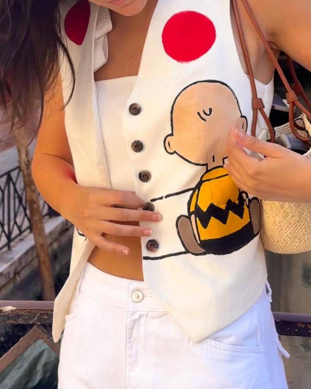 De Vitoria al mundo: las gabardinas &#039;vintage&#039; pintadas a mano que triunfan