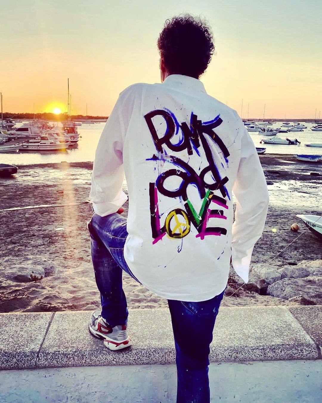 De Vitoria al mundo: las gabardinas &#039;vintage&#039; pintadas a mano que triunfan