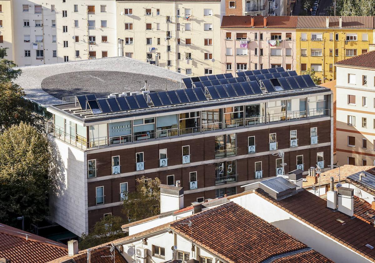 El complejo de la calle Portal de Arriaga ya cuenta con paneles fotovoltaicos en su cubierta.