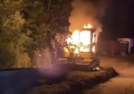 Los atacantes han quemado una excavadora de las obras del TAV en Rentería.
