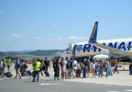 Viajeros con maletas en el aeropuerto de Vitoria.