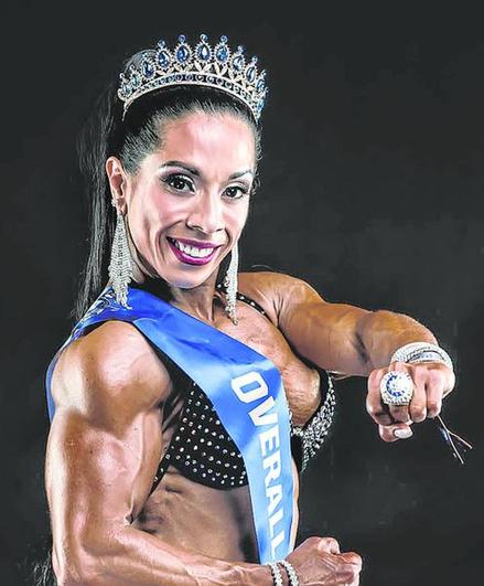 Magui, tras ganar el último campeonato europeo de musculación, con el anillo y la diadema de vencedora.