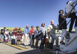 Pasajeros acceden a un avión en la pista vitoriana.