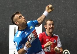 Peña II coloca una pelota con la zurda ante la mirada de Elordi.