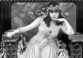 Theda Bara, caracterizada como Cleopatra en 1917.
