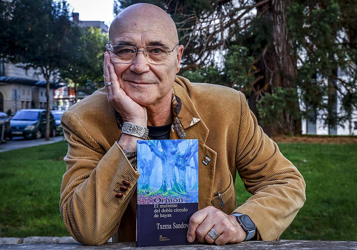 El escritor Txema Sandoval, con su última novela, 'Oriñón', que presenta el día 21 de noviembre en la Casa de Cultura Ignacio Aldecoa.