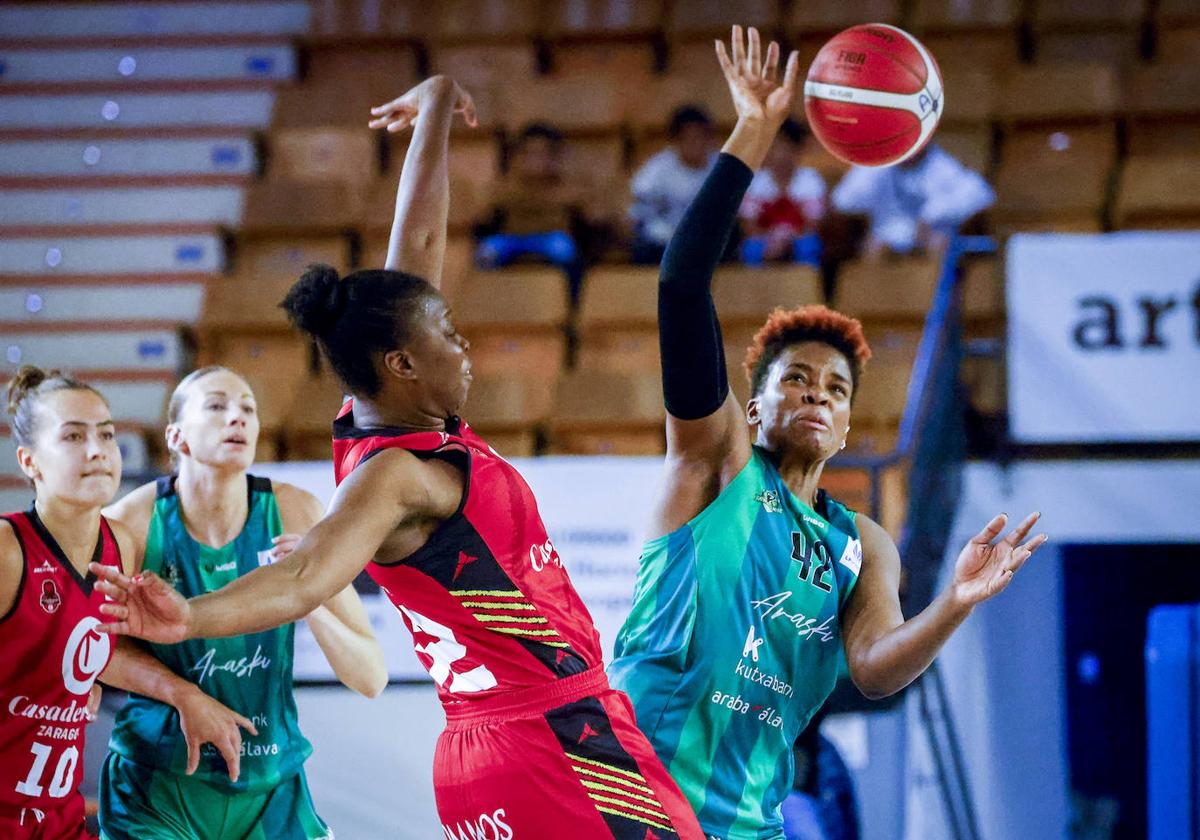 Tamara Seda pelea por la pelota con la visitante Diallo.