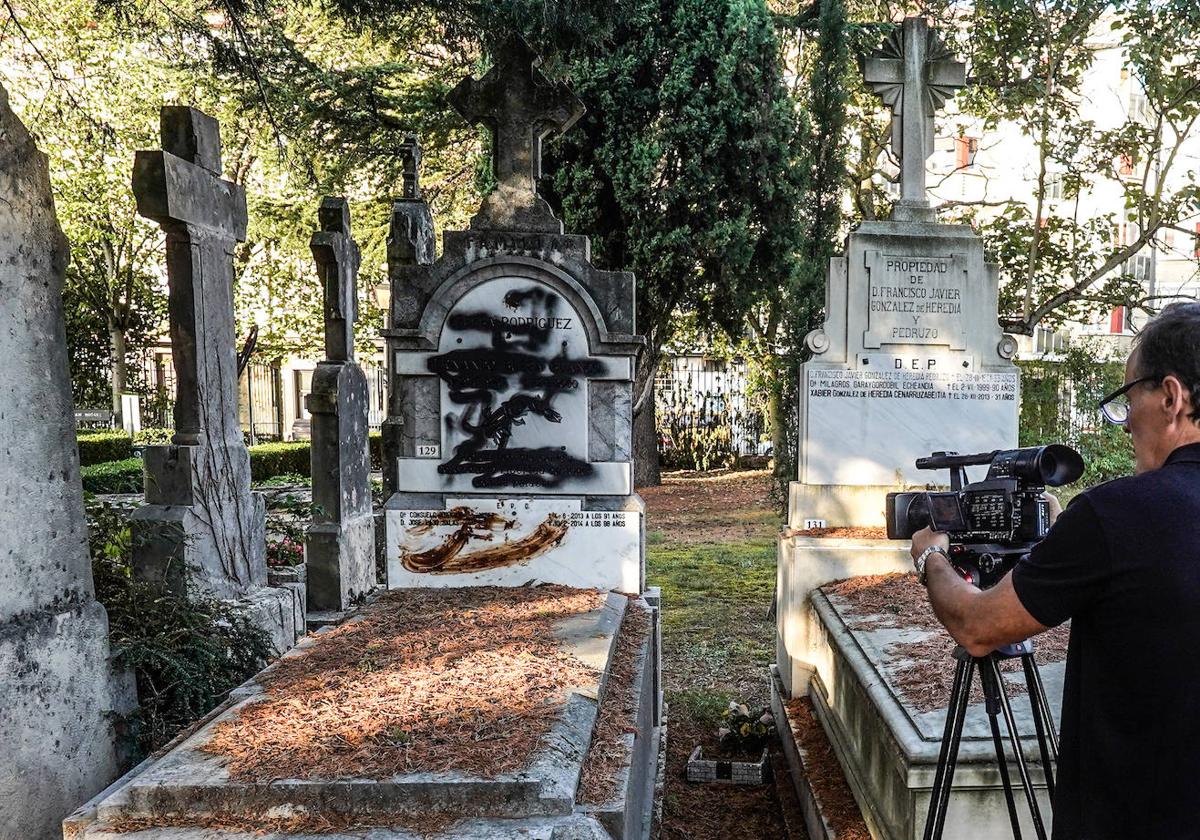 La tumba vandalizada de Buesa en el cementerio de Santa Isabel.