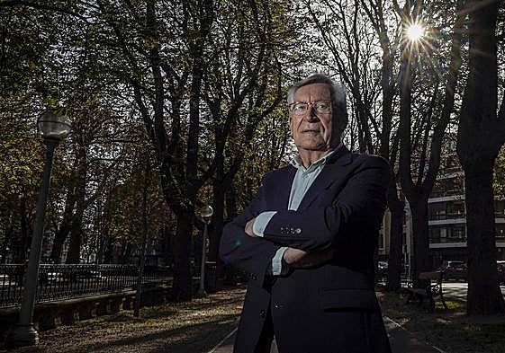 Miguel Ángel Echevarría camina por el parque de La Florida.