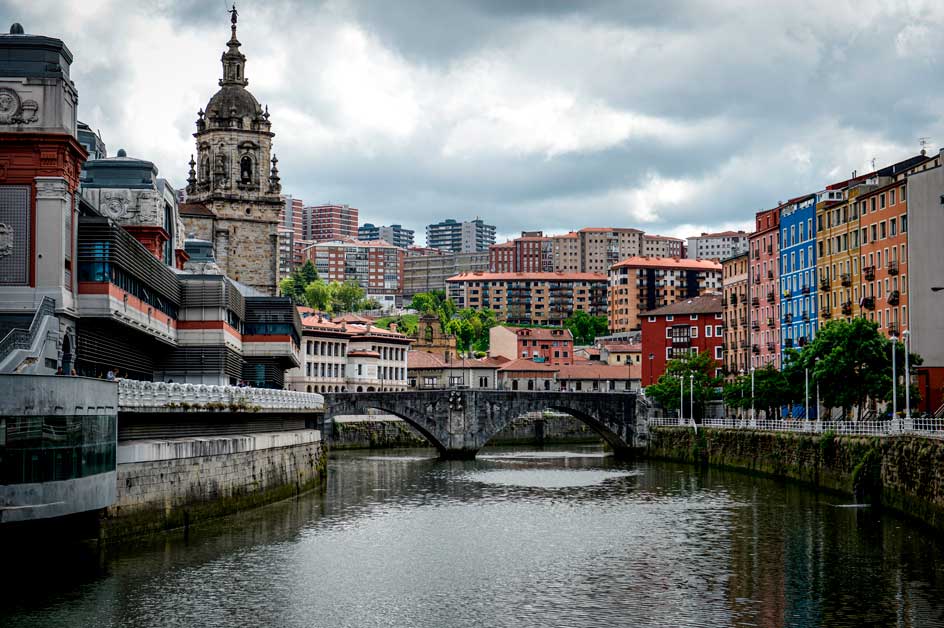 Símbolo de Bilbao, San Antón, con el mercado de la Ribera a la izquierda.