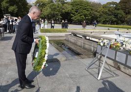 El lehendakari realiza una ofrenda floral en el Museo de la Paz en Hiroshima.