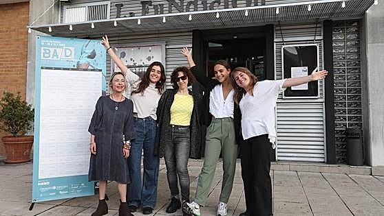 «Las mujeres seguimos pidiendo perdón y dando las gracias»