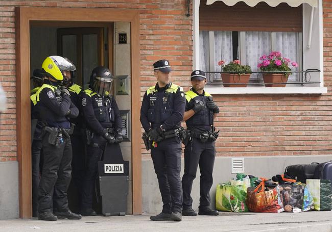 Agentes de la Policía Local, junto a las pertenencias de la famia desalojada.