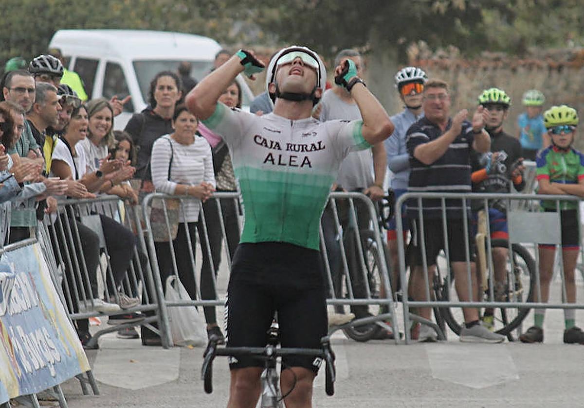 Diego Ruiz de Arcaute alza los brazos en línea de meta.