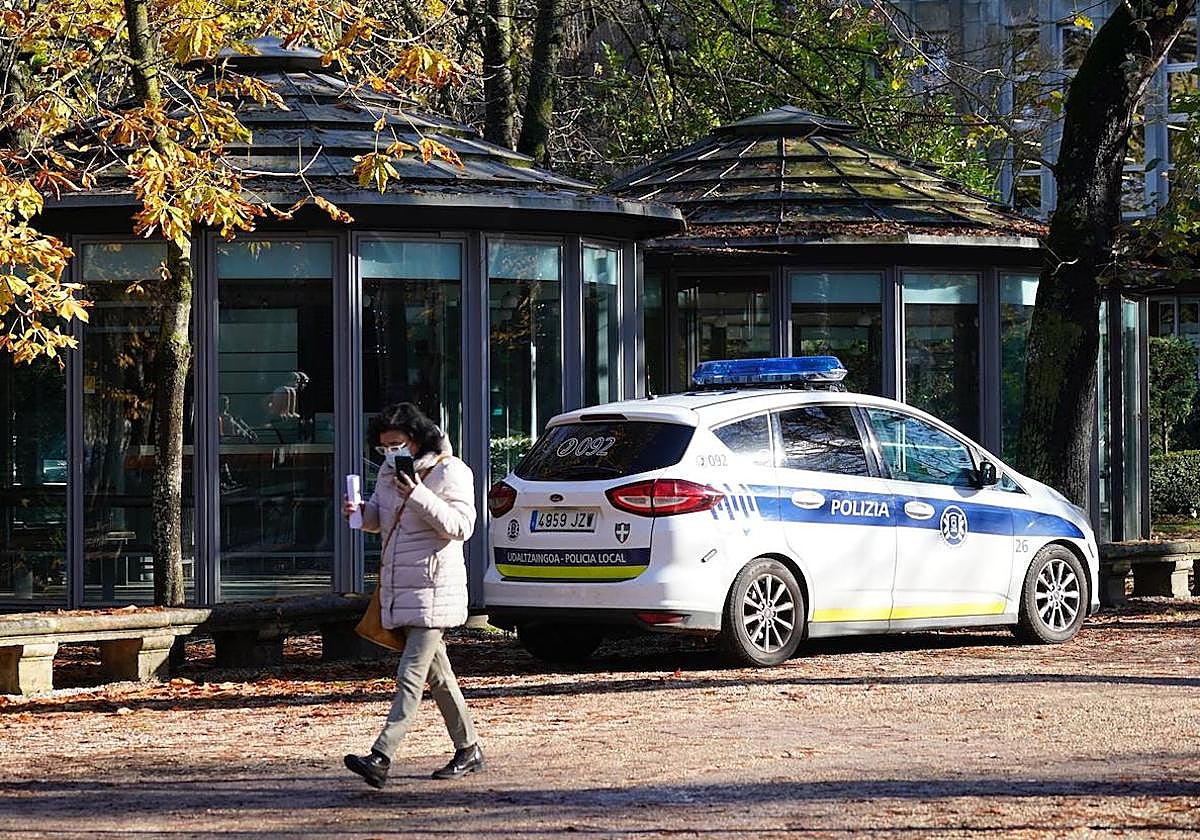 Detenido un joven en Vitoria por golpear su pareja en el parque de La Florida