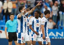 Miguel celebra uno de los goles que marcó este domingo.